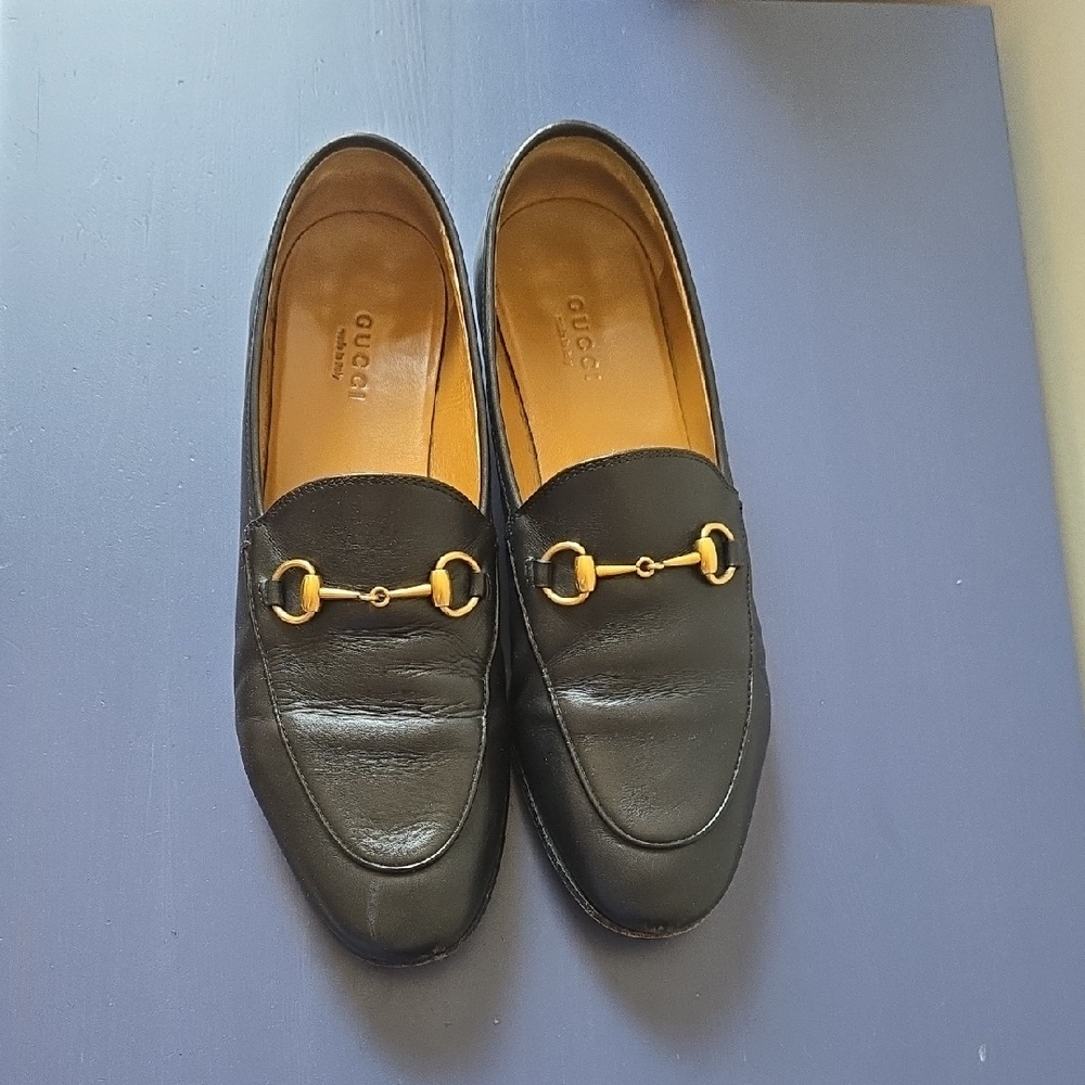 Gucci Jordaan Black Leather Loafers with Gold Horsebit